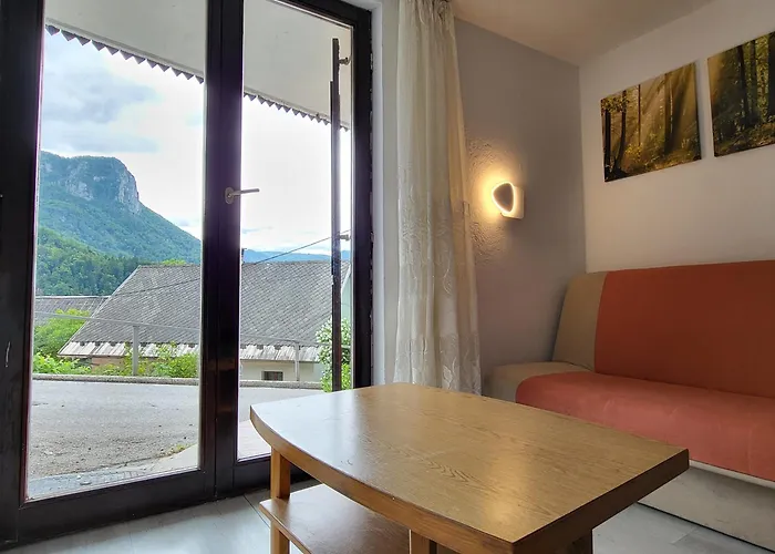 Under Rock アパート ブレッド