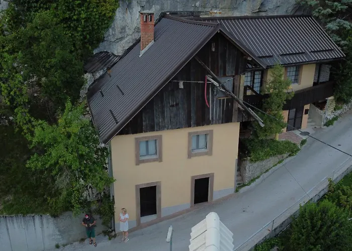 Under Rock アパート ブレッド