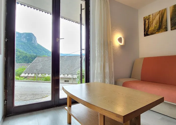 アパート Under Rock ブレッド